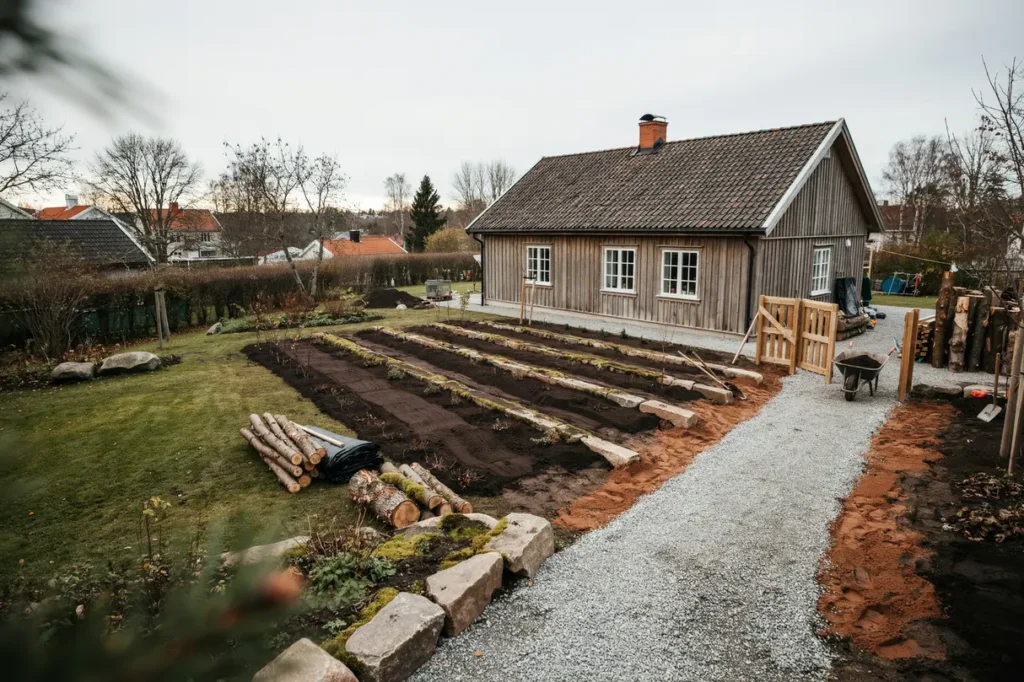 planera tomten f r b ttre insynsskydd markarbeten som ger plats f r h ck staket och niv skillnader